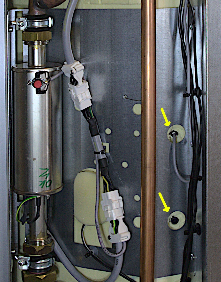detailopname van een boiler waarbij twee gaten zichtbaar zijn waar een temperatuursensor in gestoken kan worden, in dit geval is gekozen voor het bovenste gat