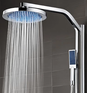 een douchekop waar water uit komt en bevestigd is aan een standaard